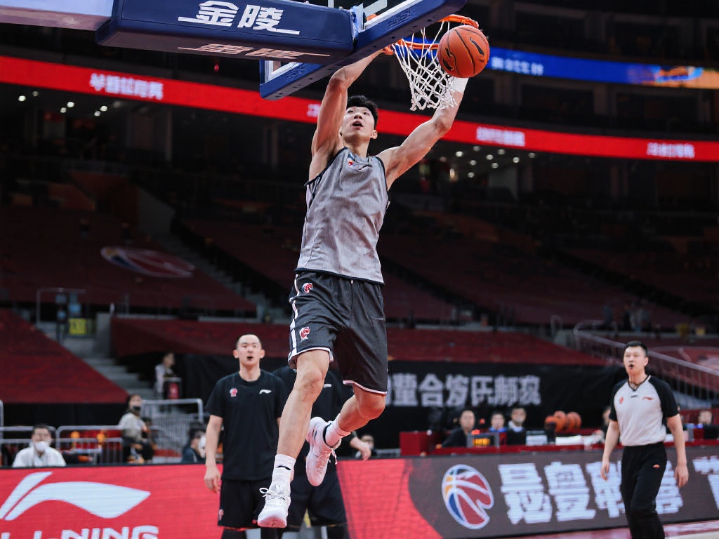 陈盈骏妙传助攻,周琦跟进暴扣震撼全场 另一方面,周琦成为高效得分手,与其日常训